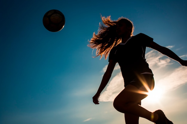 Uitzicht op het silhouet van de voetbalspeler tijdens de wedstrijd