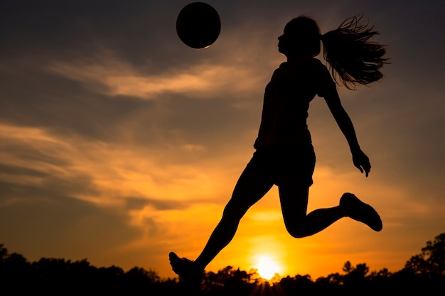 Gratis foto uitzicht op het silhouet van de voetbalspeler tijdens de wedstrijd