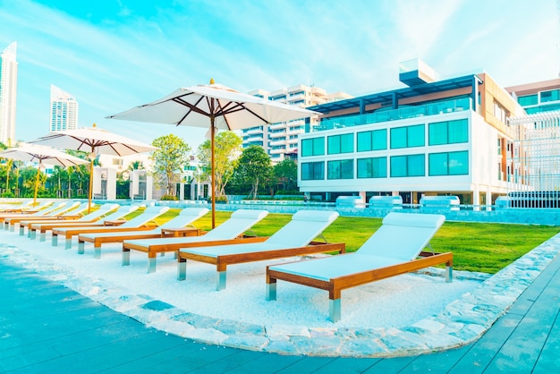 Gratis foto uitzicht op het zwembad hotel oceaanwater
