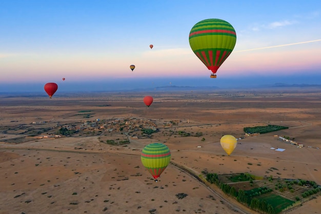 Uitzicht op heteluchtballonnen in de Marokkaanse lucht
