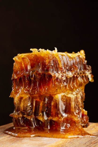 Uitzicht op honingraat met honing en bijenwas