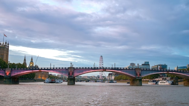 Gratis foto uitzicht op londen vanaf een drijvende boot op de theems bij zonsondergang verenigd koninkrijk lambeth