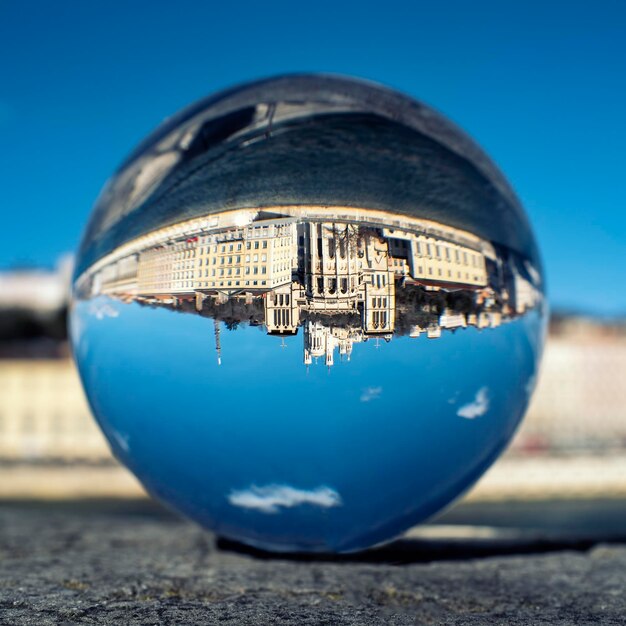 Uitzicht op Lyon met de rivier de Saône door een kristallen bol