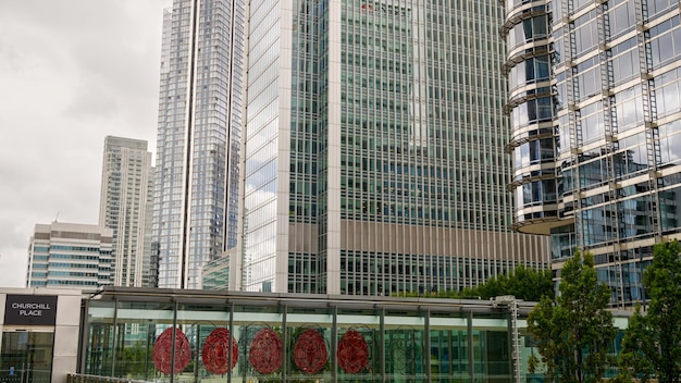 Uitzicht op meerdere wolkenkrabbers in de wijk canary wharf in londen, verenigd koninkrijk