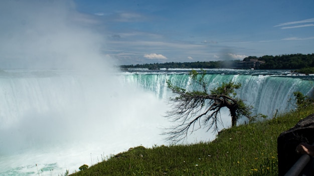 Uitzicht op niagara fall in summer dag van canadese kant