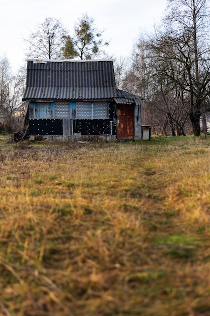 Gratis foto uitzicht op oud en verlaten huis in de natuur