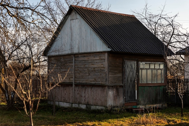 Gratis foto uitzicht op oud en verlaten huis in de natuur