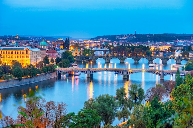 Uitzicht op Praag bij nacht