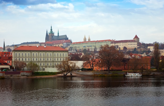 Uitzicht op Praag vanaf de kant van Vltava