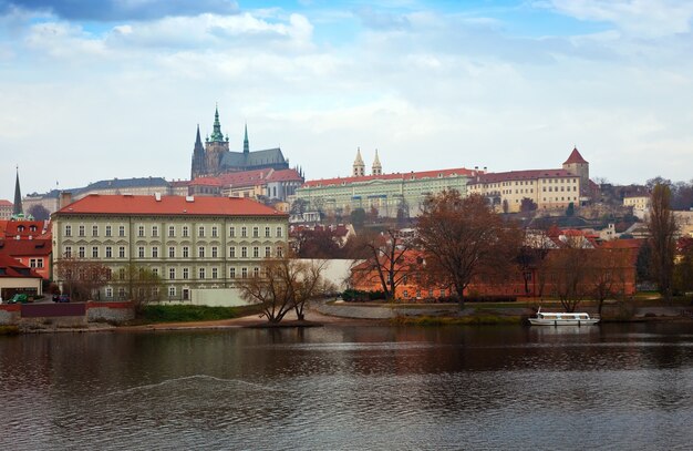 Uitzicht op Praag vanaf de kant van Vltava