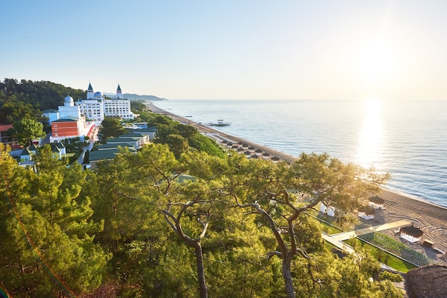 Uitzicht op prachtig luxehotel. Een populair zomerverblijf in Turkije.