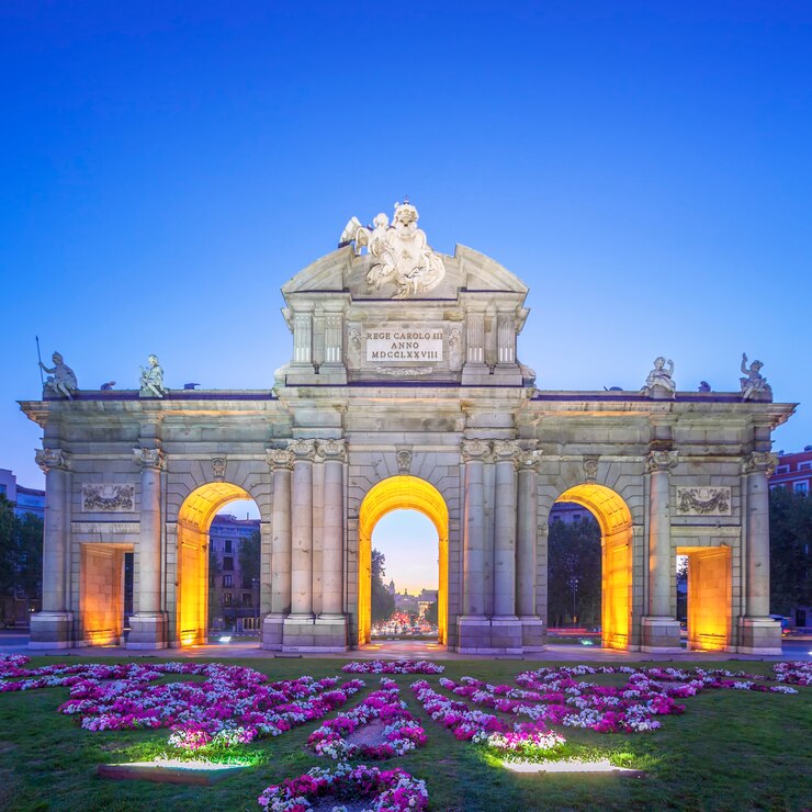 Gratis Foto uitzicht op puerta de alcala bij zonsondergang, madrid, spanje