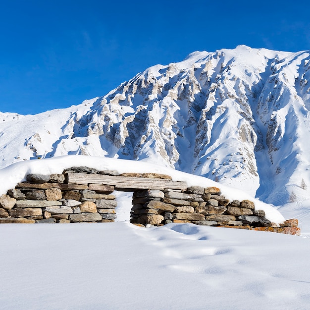 Uitzicht op ruïnes onder de sneeuw in de Franse Alpen.