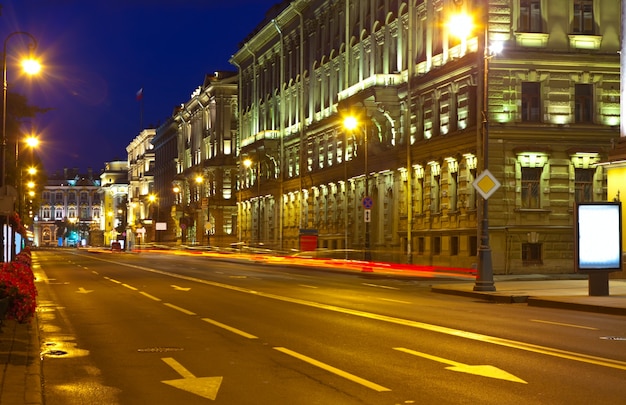 Uitzicht op St. Petersburg in de nacht