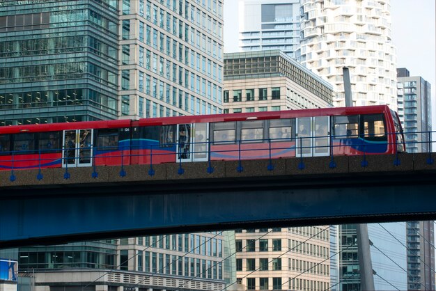 Uitzicht op stadsbrug met trein in londen