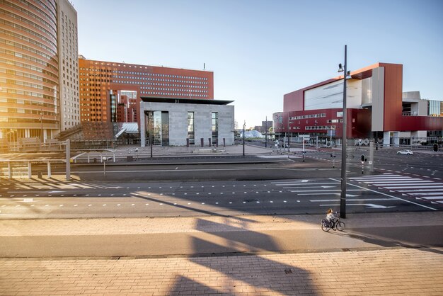 Uitzicht op straat in de kantorenwijk met modern theater tijdens de ochtend in rotterdam stad Premium Foto