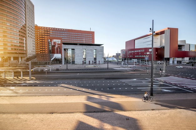 Uitzicht op straat in de kantorenwijk met modern theater tijdens de ochtend in rotterdam stad