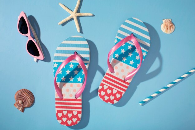 Uitzicht op teenslippers met zomerse essentials en zonnebril