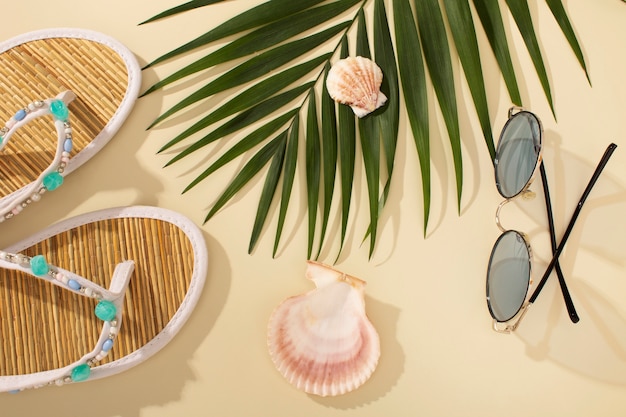 Uitzicht op teenslippers met zomerse essentials en zonnebril