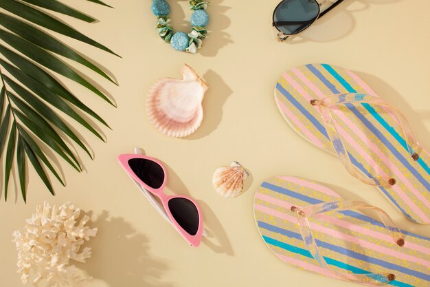 Uitzicht op teenslippers met zomerse essentials en zonnebril