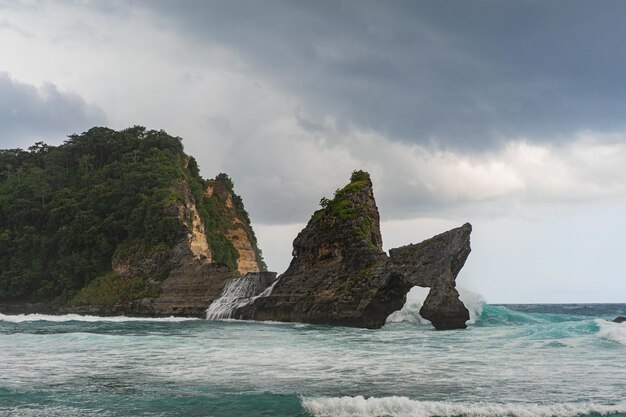 Uitzicht op tropisch strand, zee rotsen en turquoise oceaan, blauwe lucht. Atuhstrand, Nusa Penida-eiland, Indonesië. Reisconcept. Indonesië