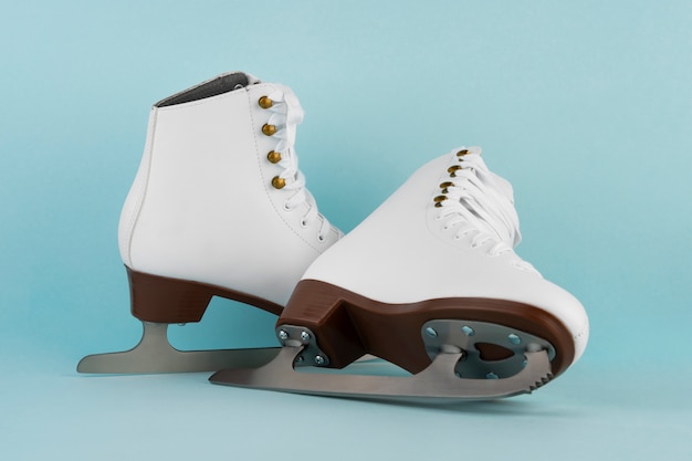 Gratis foto uitzicht op witte schaatsen met veters