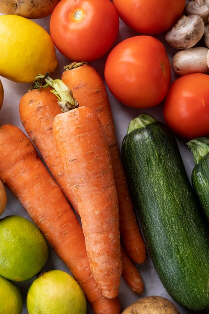 Uitzicht op wortelen in de keuken met andere groenten