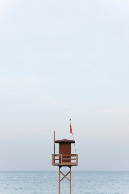 Uitzicht op zee met houten badmeestertoren