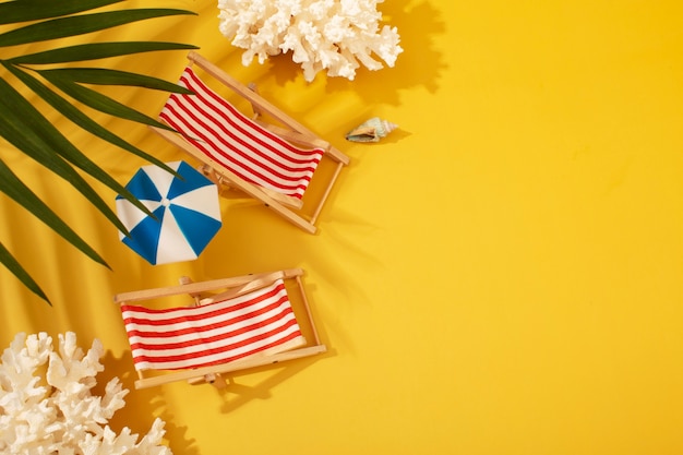 Uitzicht op zomerse strandstoelen met parasol