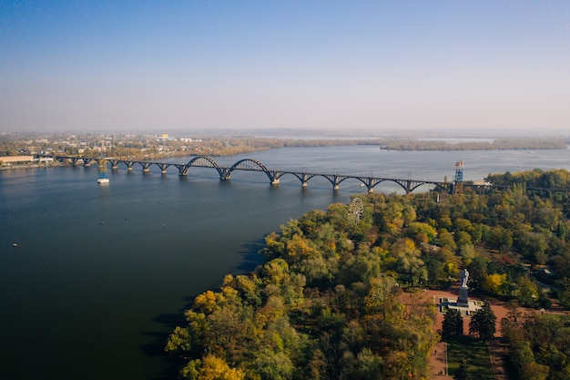 Uitzicht over de rivier de Dnjepr in Kiev. Luchtfoto drone.