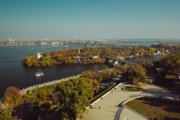 Uitzicht over de rivier de Dnjepr in Kiev