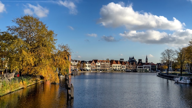 Uitzicht over de rivier het Spaarne in Haarlem, NL