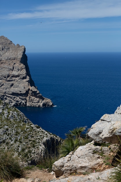 Uitzicht vanaf de bergen naar de zee en rotsen op Palma de Mallorca