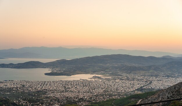 Uitzicht vanaf het hooggebergte op de kuststad. Makrinitsa