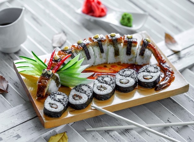 Unagi sushi rolletjes geserveerd in draakvorm en sushi yin yang