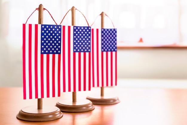 Gratis foto usa onafhankelijkheidsdag concept met drie vlaggen op tafel