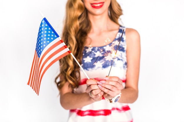 Gratis foto usa onafhankelijkheidsdag concept met lachende vrouw met vlag