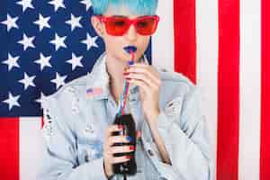 Gratis foto usa onafhankelijkheidsdag concept met punk vrouw drinken