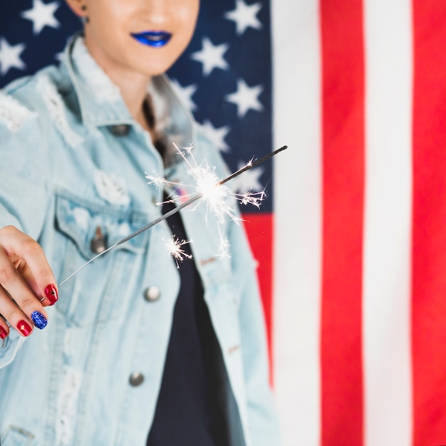 Usa onafhankelijkheidsdag concept met punk vrouw