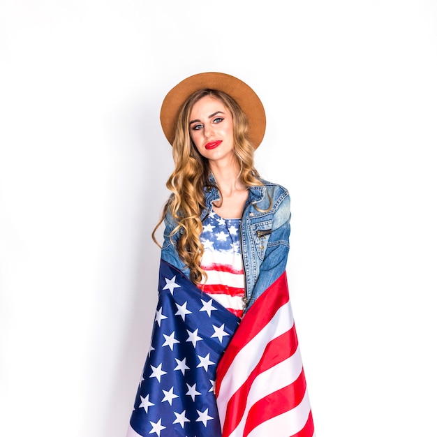 Gratis foto usa onafhankelijkheidsdag concept met vrouw bedekt met vlag