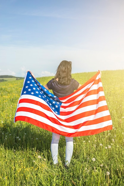 Gratis foto usa onafhankelijkheidsdag concept met vrouw in veld