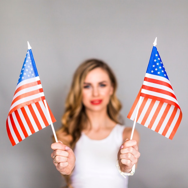 Usa onafhankelijkheidsdag concept met vrouw met twee vlaggen