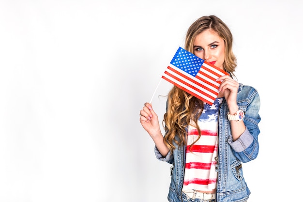 Usa onafhankelijkheidsdagconcept met vrouw die vlag toont