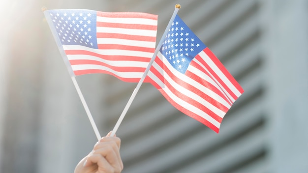 USA vlaggen met de hand vastgehouden