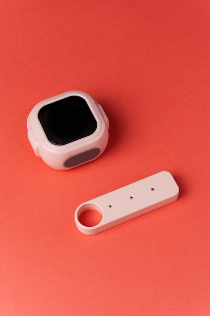 USB flash drive tech apparaat met minimalistische monochrome achtergrond en oorbellen