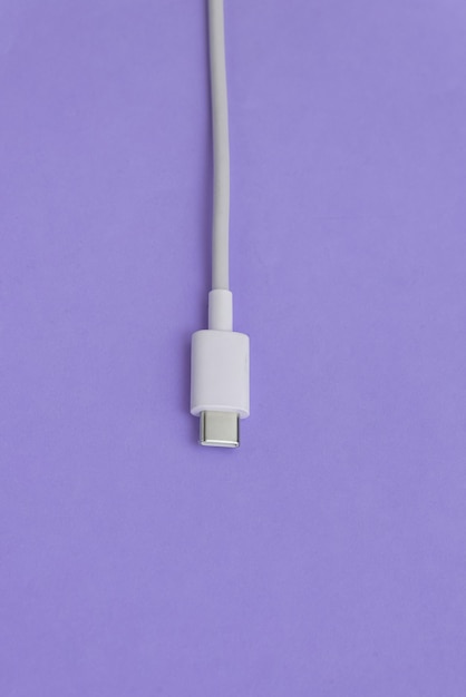 USB-kabel type C over blauwe achtergrond