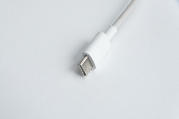 USB-kabel type C over witte geïsoleerde achtergrond