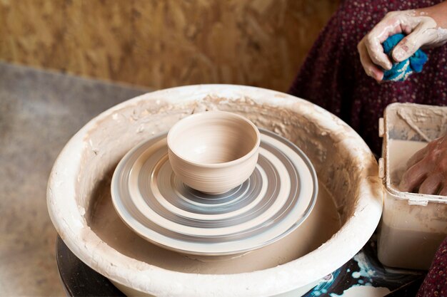 Vaas gemaakt van klei op een pottenbakkersschijf