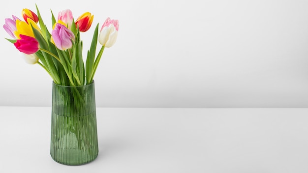 Gratis foto vaas met tulpen en kopie ruimte