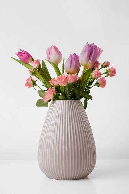 Vaas met tulpen en rozen